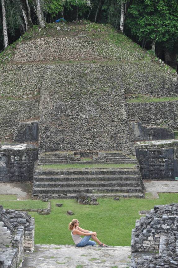 Contemplando as ruínas mayas de Caracol, em Belize, quase na fronteira com a Guatemala